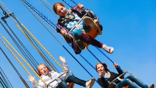 Johannisfest Mainz: Kettenkarussell auf der Kirmes am Rheinufer